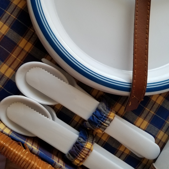 ❗Vintage Wicker Picnic Basket with Utensils❗ - Picture 6 of 15